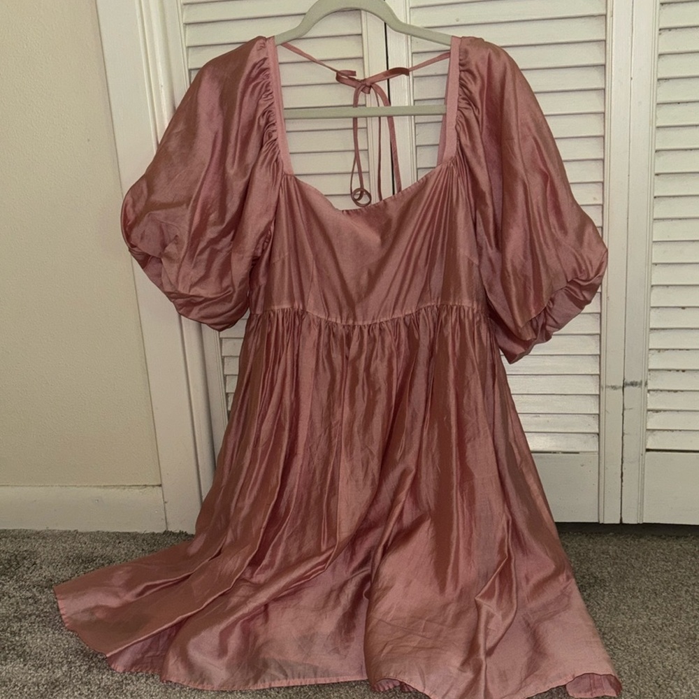 Pink dress, flowy skirt, puffy sleeves, zip up in back